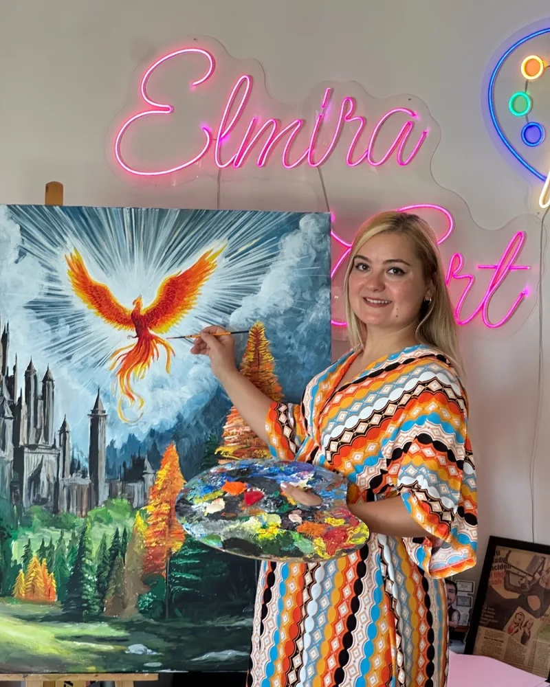 Habibe Irmak Engün ve atölyedeki tuval çalışmaları